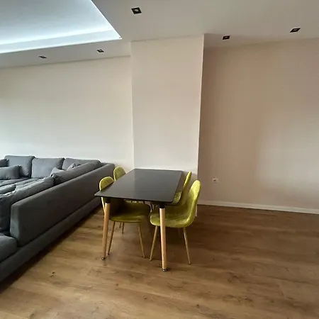 Center 1 Bedroom Apartment *
